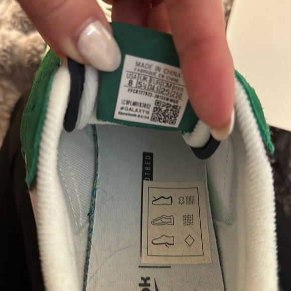 Rebook Sneakers 8 - Picture 5 of 6